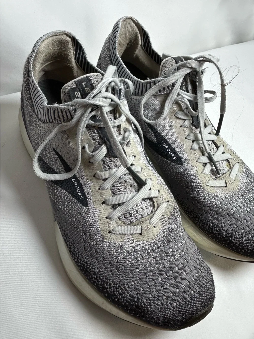 Brooks Levitate 2 running shoes women’s size 10 gray white athletic sneakers